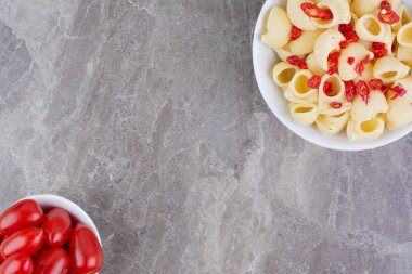 Etrafta kırmızı kiraz domatesli domates soslu makarna. Yüksek kalite fotoğraf