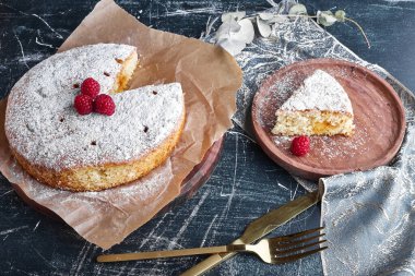 Böğürtlenli havuçlu turtadan bir dilim. Yüksek kalite fotoğraf