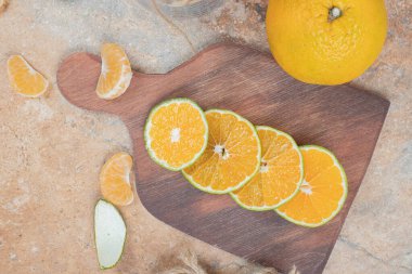 Tahta üzerinde portakal dilimleri ve mandalina dilimleri. Yüksek kalite fotoğraf