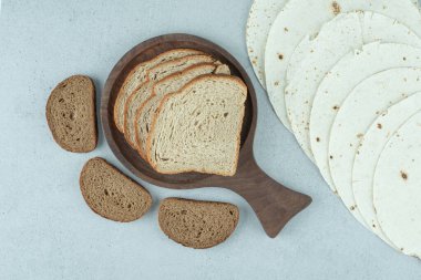 Taş zeminde çeşitli ekmek ve lavaş çeşitleri. Yüksek kalite fotoğraf