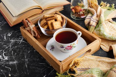 Çikolata dolgulu çıtır krakerler ve bir fincan çay. Yüksek kalite fotoğraf