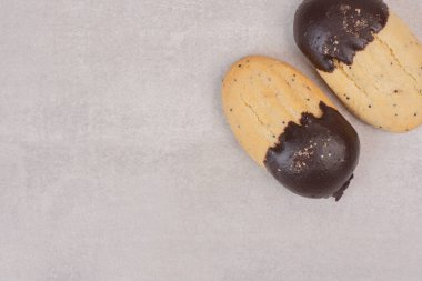 Beyaz yüzeyde çikolata sosuyla süslenmiş kurabiyeler. Yüksek kalite fotoğraf