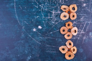 Sağ tarafta mavi arka planda kuru elma dilimleri. Yüksek kalite fotoğraf