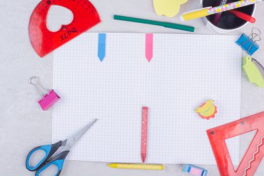 Beyaz arka planda ofis malzemeleri seti. Yüksek kalite fotoğraf