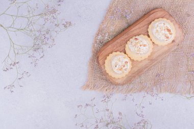 Tahta tabakta fıstık kremalı tereyağlı kurabiye. Yüksek kalite fotoğraf