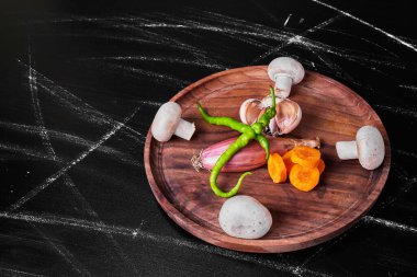 Çeşitli ürünleri olan sebze panosu. Yüksek kalite fotoğraf