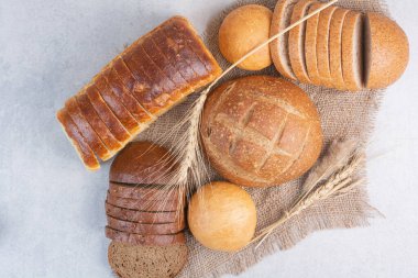 Çuval bezi ve buğdaylı farklı ekmek türleri. Yüksek kalite fotoğraf