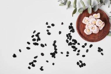 Beyaz arka planda Türk lokum ve sultana. Yüksek kalite fotoğraf