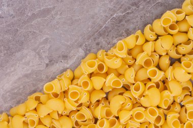 Ev yapımı pastalar gri mermer arka planda izole edilmiş. Yüksek kalite fotoğraf