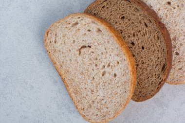 Taş zeminde iki çeşit ekmek dilimi. Yüksek kalite fotoğraf