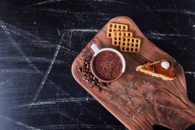 Kek ve kurabiyeli bir fincan kahve. Yüksek kalite fotoğraf