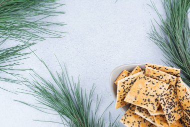 Kasede siyah susam tohumlu krakerler. Yüksek kalite fotoğraf
