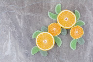 Mermer zemin üzerinde tatlı marmelatlı taze portakal dilimleri. Yüksek kalite fotoğraf