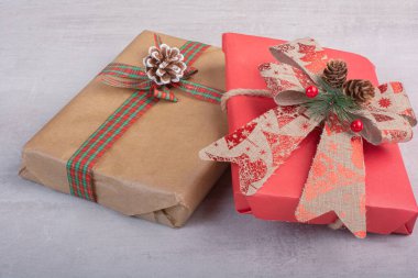 Beyaz yüzeyde kurdeleyle süslenmiş Noel hediyesi kutuları. Yüksek kalite fotoğraf