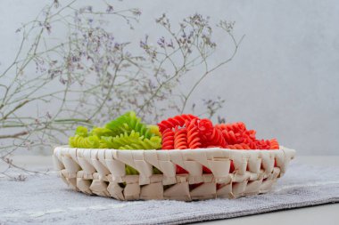 Tabakta renkli, lezzetli çiğ makarna. 