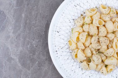 Beyaz tabakta baharatlı makarna. Yüksek kalite fotoğraf