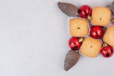 Çam kozalaklı ve Noel toplu dört tatlı kek. Yüksek kalite fotoğraf