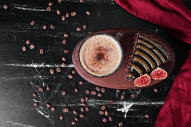 Bir dilim çikolatalı pasta ve bir fincan kapuçino. Yüksek kalite fotoğraf