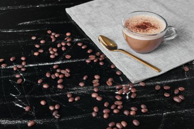 Siyah arkaplanda kahve çekirdekleri ve içecek. Yüksek kalite fotoğraf