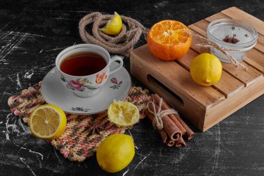 Turunçgil meyveli bir fincan çay. Yüksek kalite fotoğraf