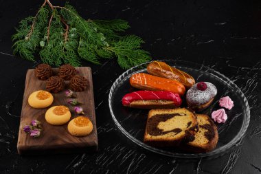 Kurabiye ve pralinle çilekli ekler. Yüksek kalite fotoğraf