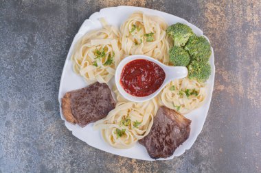 Beyaz tabakta makarna ile nefis et. Yüksek kalite fotoğraf