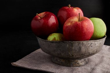 Metalik bir kasede kırmızı ve yeşil elmalar. Yüksek kalite fotoğraf