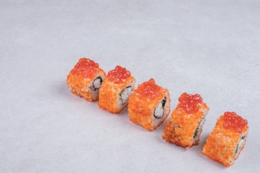 Geleneksel taze suşi beyaz arka planda yuvarlanıyor. Yüksek kalite fotoğraf