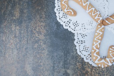 Mermer arka planda üç tatlı Noel kurabiyesi. Yüksek kalite fotoğraf