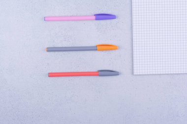 Çok renkli kalemler ve işaretlenmiş boş bir kağıt parçası. Yüksek kalite fotoğraf