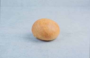 Mermer zemin üzerinde susam tohumlu lezzetli hamburger ekmeği. Yüksek kalite fotoğraf