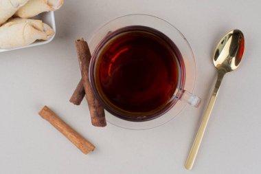 Beyaz masada tarçınlı ve kurabiyeli bir fincan çay. Yüksek kalite fotoğraf