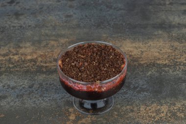 Mermer masada bir bardak çikolatalı tatlı. Yüksek kalite fotoğraf