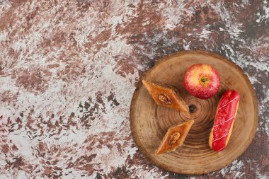 Çilekli pasta ve tahtanın üzerinde pakhlava. Yüksek kalite fotoğraf