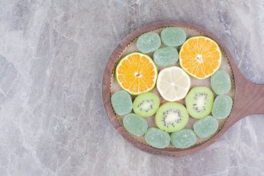 Tahta tahtada turunçgil, kivi ve şeker dilimleri. Yüksek kalite fotoğraf