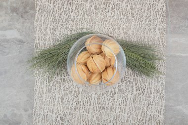 Çuval bezinde cam kasede ceviz şeklinde kurabiyeler. Yüksek kalite fotoğraf