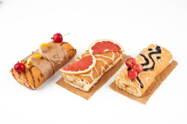 Beyaz arka planda tahta bir tahtada yuvarlanan kekler. Yüksek kalite fotoğraf