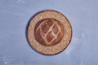 Buğdaylı el yapımı yuvarlak ekmek ekmeği. Yüksek kalite fotoğraf