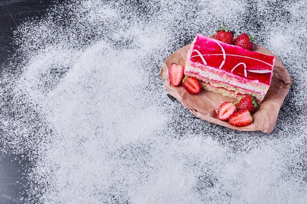 Фруктовый пирог с клубникой на тёмном фоне. Высокое качество фото