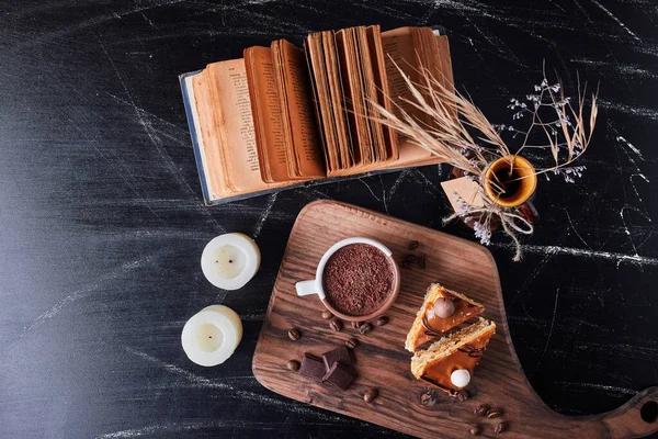 ケーキとチョコレートの作品とコーヒーカップ 高品質の写真 — ストック写真