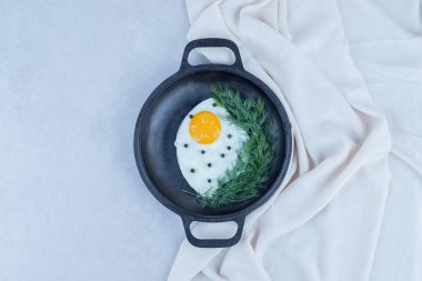 Beyaz arka planda biberli ve yeşillikli bir tava omlet. Yüksek kalite fotoğraf