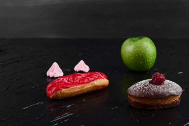 Meyveli ve kekli çilekli ekler. Yüksek kalite fotoğraf