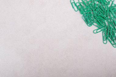 Beyaz arka planda yeşil raptiyeler. Yüksek kalite fotoğraf