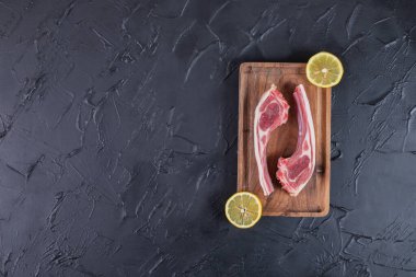 İki çiğ et pirzolası ve limon dilimleri. Yüksek kalite fotoğraf