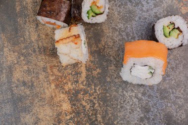 Mermer arka planda lezzetli suşi seti