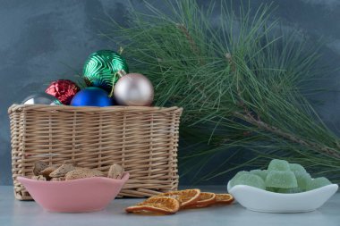 Bir sepet dolusu pembe fındıklı Noel topu. Yüksek kalite fotoğraf