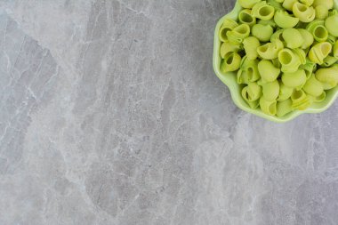 Mermerin üzerinde seramik bir fincanda ev yapımı pastalar. Yüksek kalite fotoğraf