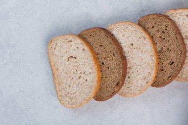 Taş zeminde çeşitli ekmek dilimleri. Yüksek kalite fotoğraf