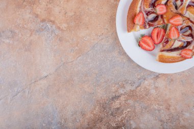 Beyaz tabakta çikolata soslu çilekli turta. Yüksek kalite fotoğraf