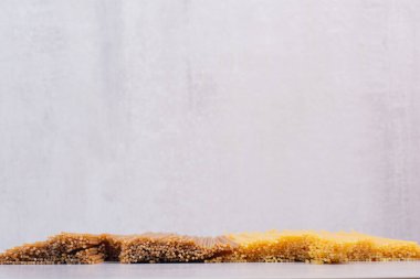 Beyaz arka planda çiğ sarı ve kahverengi spagetti. Yüksek kalite fotoğraf